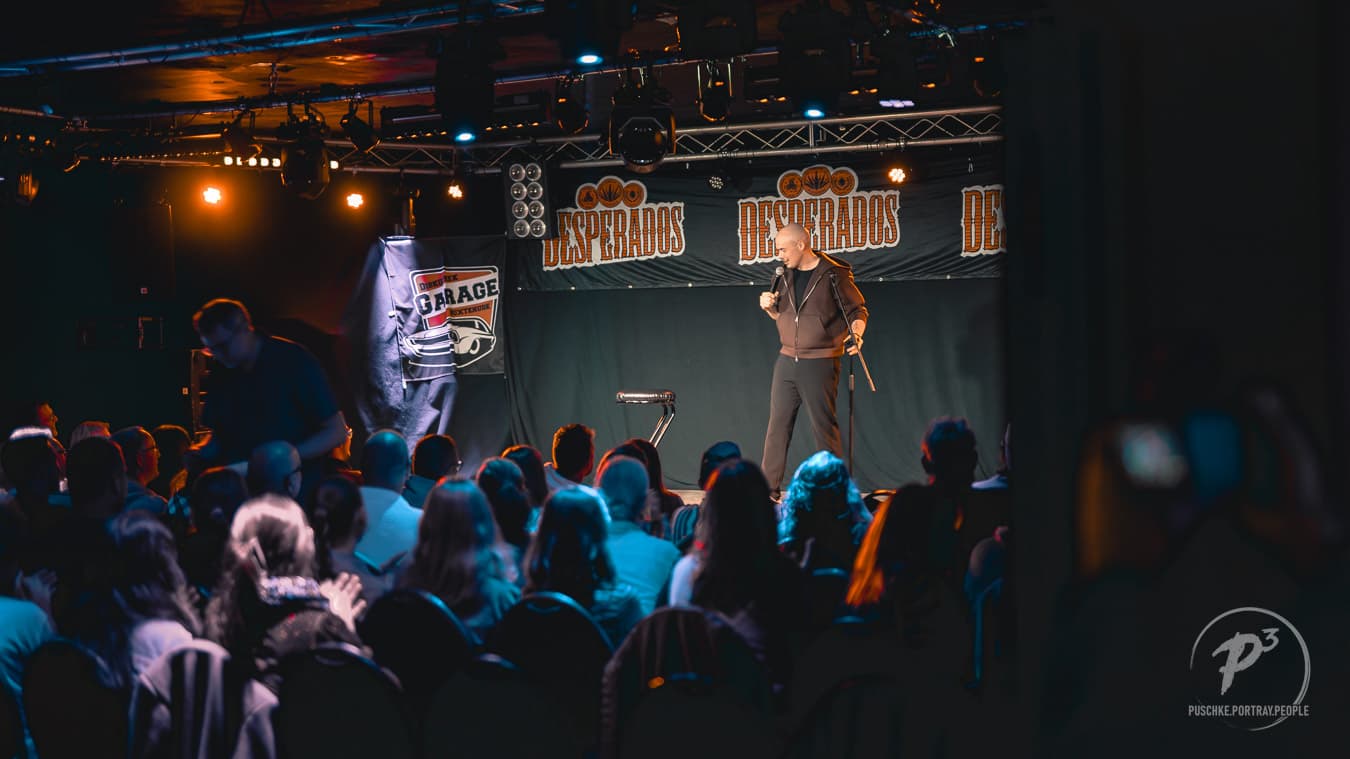 Comedian auf der Bühne vor Publikum bei BuxteComedy