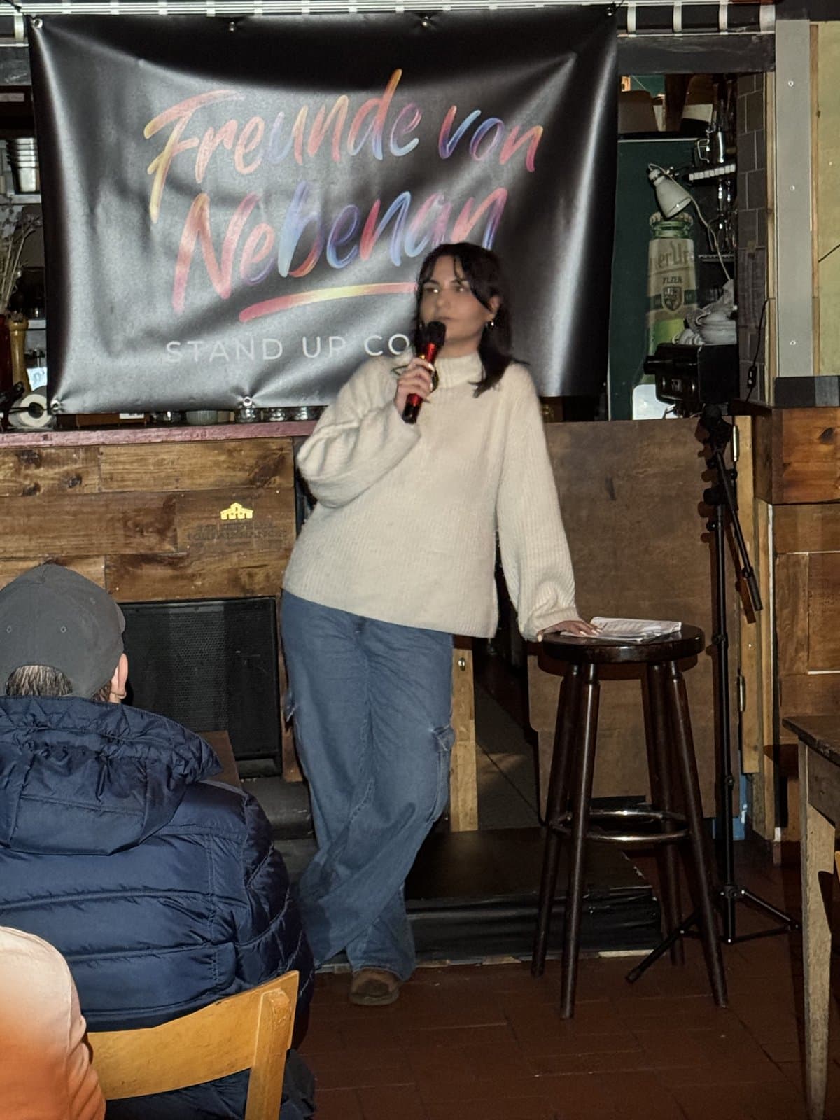 Comedienne bei einem Auftritt